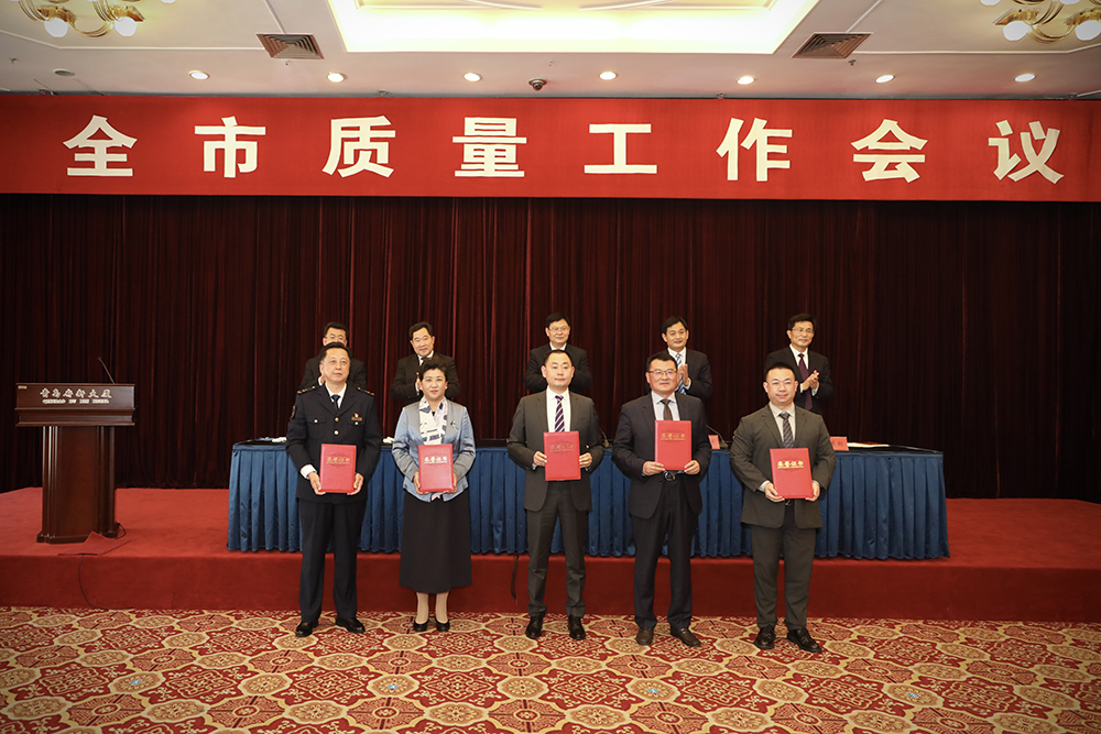 2海大生物集團創(chuàng)始人、董事長單俊偉（右二）上臺領(lǐng)獎.jpg